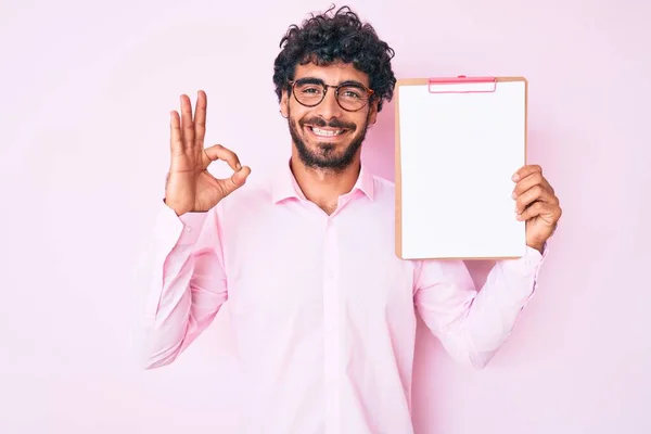 Bello Giovane Uomo Con Capelli Ricci Orso Tenere Appunti Con — Foto Stock