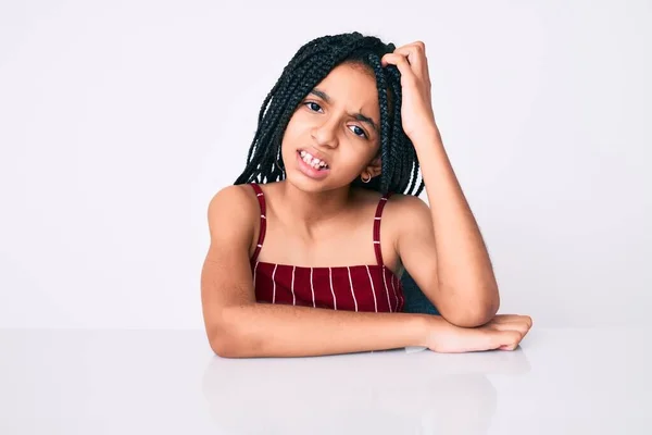 Fiatal Afro Amerikai Lány Gyermek Fonat Visel Alkalmi Ruhák Asztalon — Stock Fotó