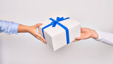 Kafkas kökenli genç bir kadın, izole edilmiş beyaz arka planda başka birine doğum günü hediyesi veriyor.