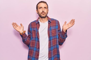 Genç, yakışıklı, sıradan kıyafetler giyen, bilgisiz ve kolları açık, hiçbir fikri olmayan, şüpheli yüzlü bir adam.. 