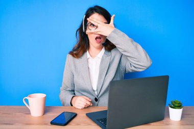 Genç, güzel, esmer bir kadın ofiste çalışıyor. Operatör kulaklığı takıyor. Şok geçiriyor, yüzünü ve gözlerini eliyle kapatıyor. 