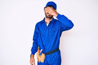 Kıvırcık saçlı ve ayı gibi giyinen yakışıklı bir genç adam. Eli ile gözlerini kapatıyor. Ciddi ve üzgün görünüyor. Görme, saklama ve reddetme konsepti 