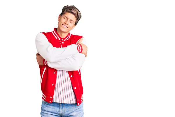 Homem Bonito Jovem Vestindo Uniforme Beisebol Abraçando Feliz Positivo Sorrindo — Fotografia de Stock