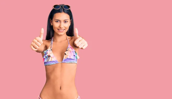 Bikini Giyen Güneş Gözlüğü Takan Genç Güzel Bir Latin Kız — Stok fotoğraf