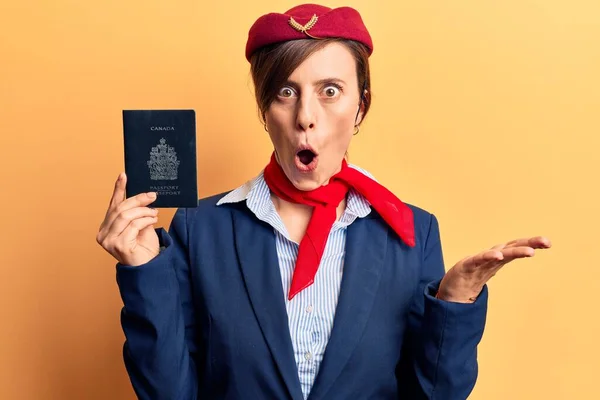 Jeune Belle Femme Portant Uniforme Hôtesse Air Tenant Passeport Canadien — Photo