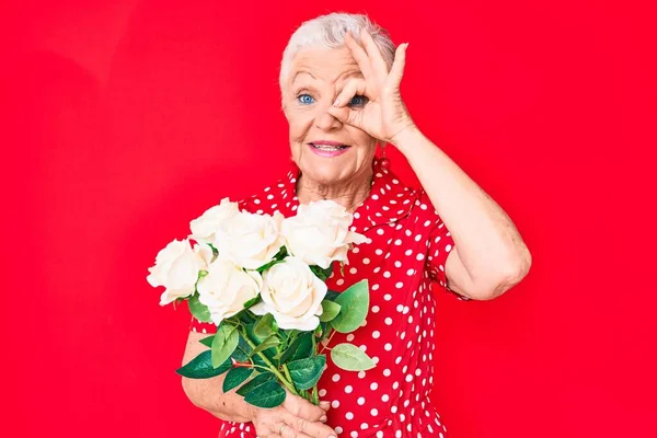 Senior Bela Mulher Com Olhos Azuis Cabelos Grisalhos Segurando Buquê — Fotografia de Stock