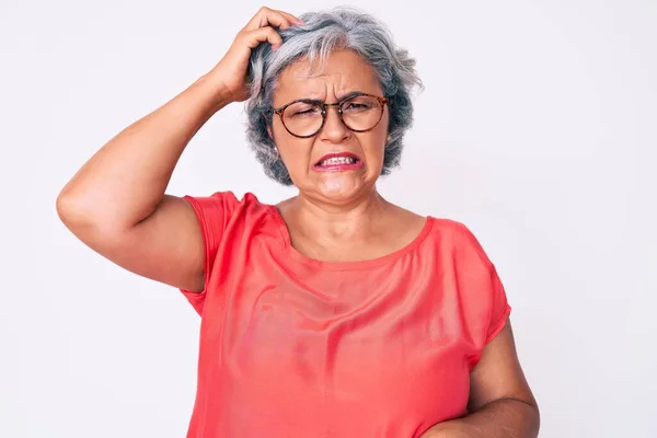 Starsza Latynoska Siwa Kobieta Luźnych Ubraniach Okularach Myli Zastanawia Się — Zdjęcie stockowe