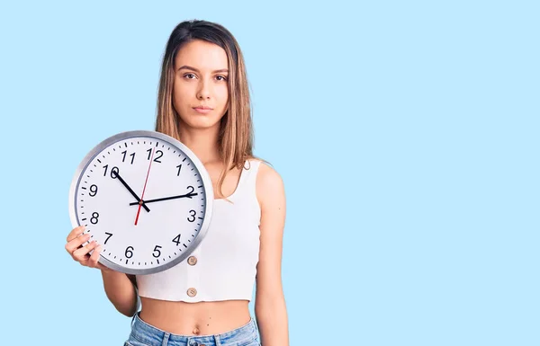 Giovane Bella Ragazza Possesso Grande Orologio Pensiero Atteggiamento Sobrio Espressione — Foto Stock