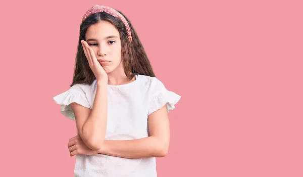 Schattig Hispanic Kind Meisje Dragen Casual Wit Tshirt Denken Kijken — Stockfoto