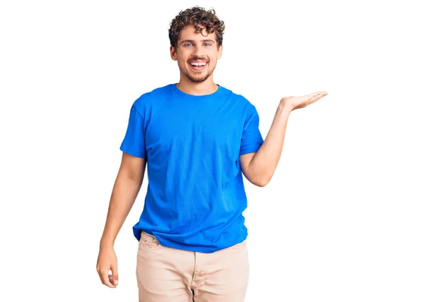 Jovem Homem Bonito Com Cabelo Encaracolado Vestindo Roupas Casuais Sorrindo — Fotografia de Stock