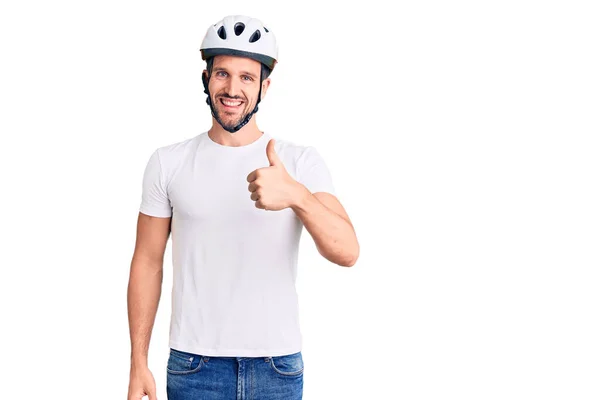 Bisiklet Kaskı Takan Genç Yakışıklı Adam Mutlu Bir Şekilde Hareketi — Stok fotoğraf