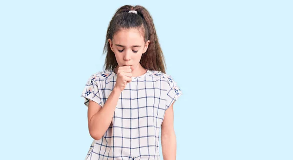 Menina Hispânica Bonito Vestindo Roupas Casuais Sentindo Mal Tosse Como — Fotografia de Stock