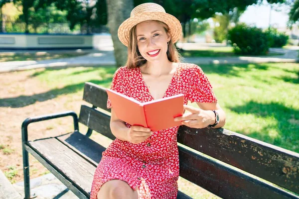 Joven Mujer Rubia Vacaciones Leyendo Libro Sentado Banco Parque — Foto de Stock