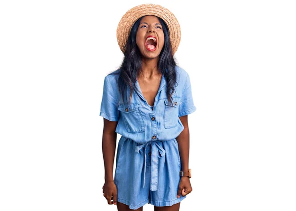 若いインド人の少女は怒りと怒りを叫び 怒りで叫んで 怒りと怒りの夏の帽子をかぶって 怒りと攻撃的な考え方 — ストック写真