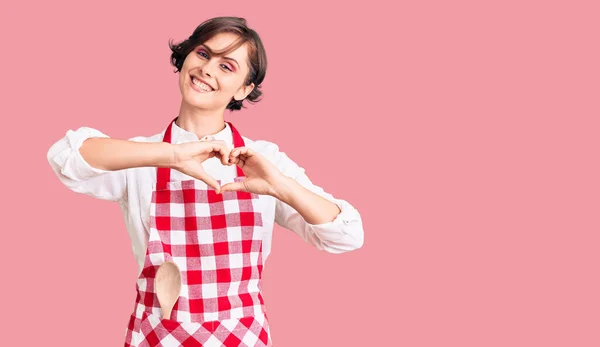 Mulher Bonita Com Cabelo Curto Vestindo Avental Cozinheiro Profissional Sorrindo — Fotografia de Stock