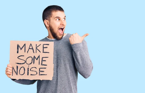 Jonge Knappe Man Houdt Een Aantal Lawaai Spandoek Wijzen Duim — Stockfoto