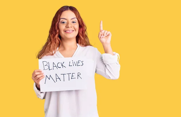 Молодая Латиноамериканка Держащая Руках Баннер Черными Жизнями Удивлена Идеей Вопросом — стоковое фото
