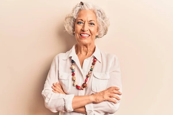 Starsza Siwowłosa Kobieta Luźnych Ciuchach Uśmiechnięta Skrzyżowanymi Ramionami Patrząca Kamerę — Zdjęcie stockowe