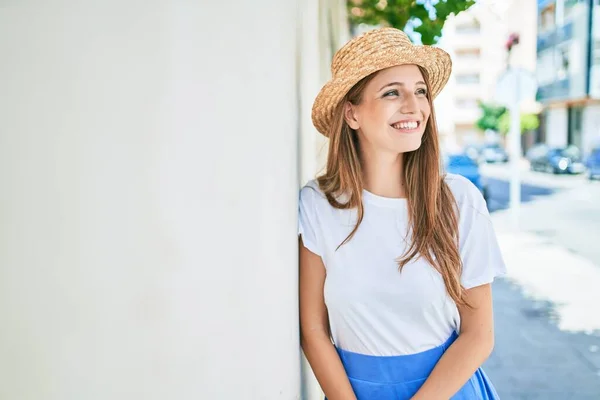 Giovane Donna Bionda Vacanza Sorridente Felice Appoggiata Muro Strada Della — Foto Stock