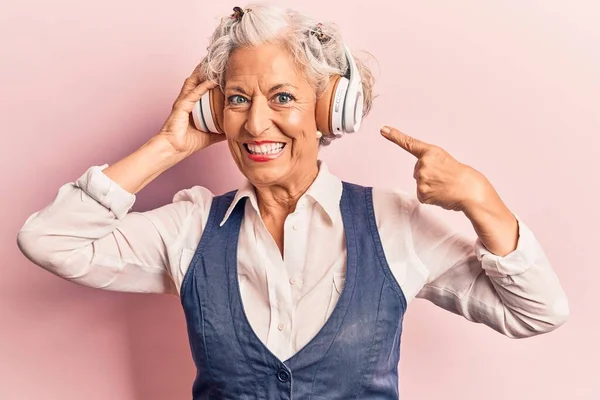 Starsza Siwowłosa Kobieta Słuchająca Muzyki Przy Użyciu Słuchawek Uśmiechnięta Szczęśliwa — Zdjęcie stockowe
