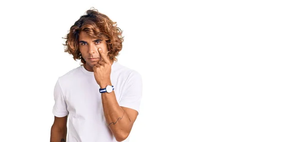 Joven Hombre Hispano Con Camiseta Blanca Casual Apuntando Ojo Observando — Foto de Stock