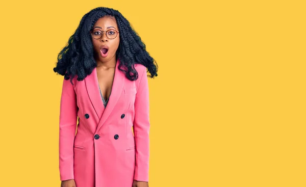 Vacker Afrikansk Amerikansk Kvinna Bär Business Jacka Och Glasögon Rädd — Stockfoto