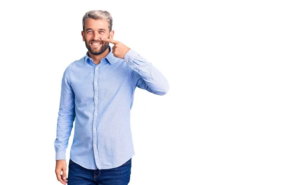 Joven Hombre Rubio Guapo Con Camisa Elegante Apuntando Con Dedo —  Fotos de Stock