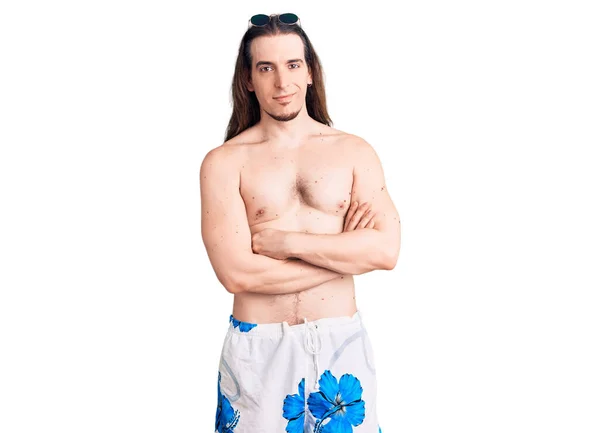 Homem Adulto Jovem Com Cabelos Longos Vestindo Roupa Banho Sem — Fotografia de Stock