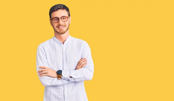 Bello Giovane Uomo Con Orso Che Indossa Elegante Camicia Lavoro — Foto Stock