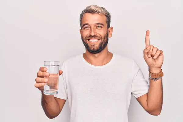 Hombre Guapo Rubio Con Barba Bebiendo Vaso Agua Para Refrescarse — Foto de Stock