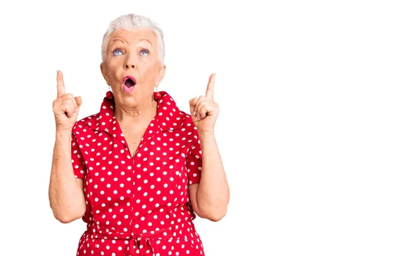 Senior Bella Donna Con Gli Occhi Azzurri Capelli Grigi Indossa — Foto Stock