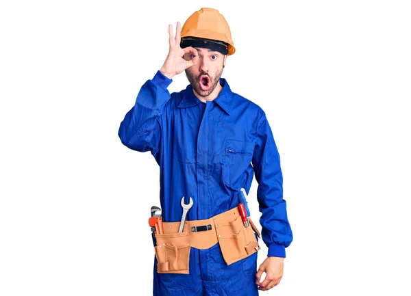 Jovem Hispânico Vestindo Uniforme Trabalhador Fazendo Gesto Chocado Com Rosto — Fotografia de Stock