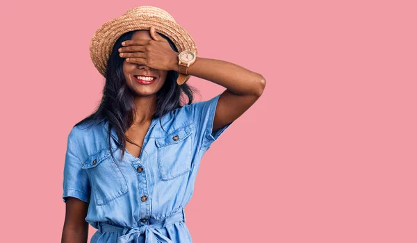Yazlık Şapka Takan Gülümseyen Gülümseyen Genç Hintli Kız Şaşırmak Için — Stok fotoğraf