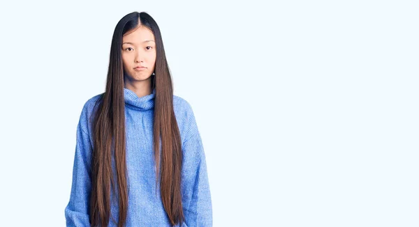 Młoda Piękna Chinka Ubrana Luźny Sweter Golfem Przygnębiona Martwiąca Się — Zdjęcie stockowe