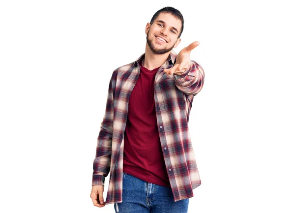 Jovem Homem Bonito Vestindo Camisa Casual Sorrindo Alegre Oferecendo Palma — Fotografia de Stock