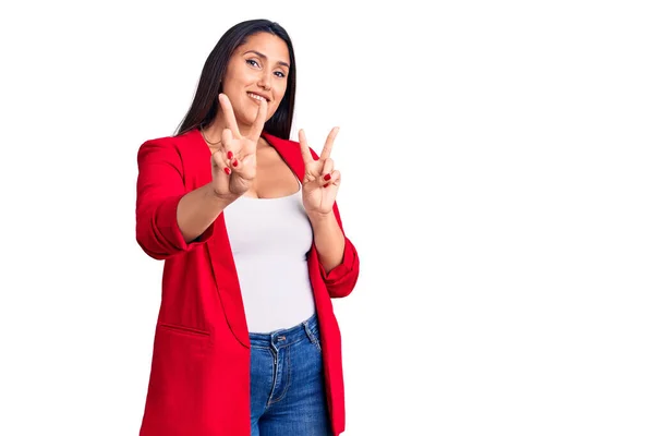 Jonge Mooie Brunette Vrouw Draagt Elegante Kleren Glimlachend Kijkend Naar — Stockfoto