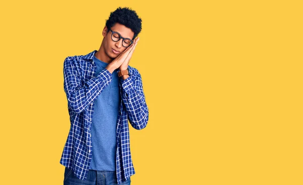 Ung Afrikansk Amerikan Man Bär Casual Kläder Och Glasögon Sova — Stockfoto