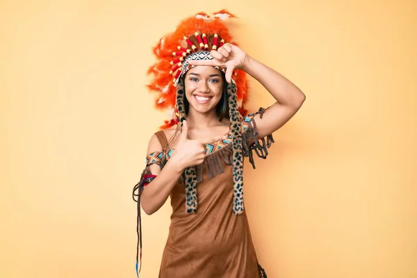 若い美しいラテン語の女の子は幸せな顔で手や指でフレームを笑顔インドの衣装を着て 創造性と写真の概念 — ストック写真