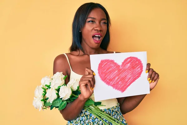 Jonge Afro Amerikaanse Vrouw Met Hart Trekkracht Bloemen Boos Gek — Stockfoto