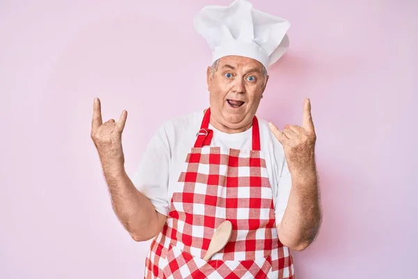 Älterer Grauhaariger Mann Mit Professioneller Bäckerschürze Der Mit Verrücktem Gesichtsausdruck — Stockfoto