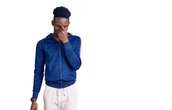 Jonge Afro Amerikaanse Man Draagt Sportkleding Moe Wrijven Neus Ogen — Stockfoto