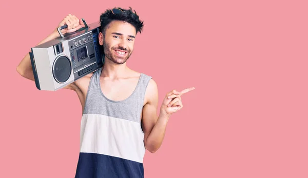 Ung Latinamerikan Man Håller Boombox Lyssnar Musik Leende Glad Pekar — Stockfoto