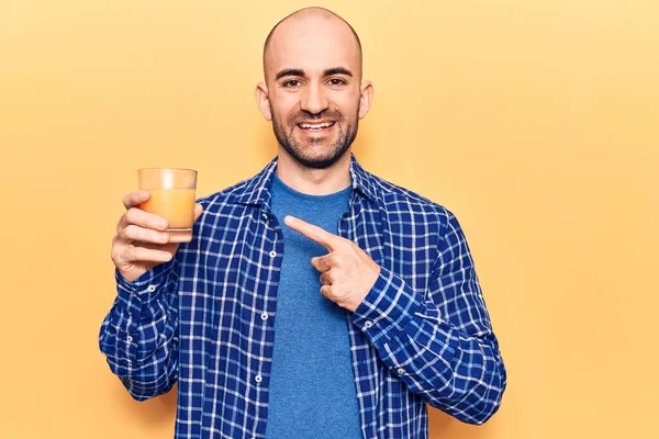 Ung Stilig Skallig Man Dricka Glas Frisk Apelsinjuice Ler Glad — Stockfoto