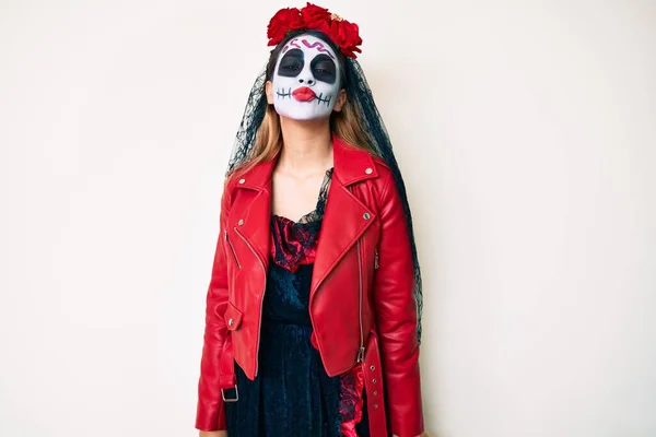 Woman Wearing Day Dead Costume White Looking Camera Blowing Kiss — Stock Photo, Image