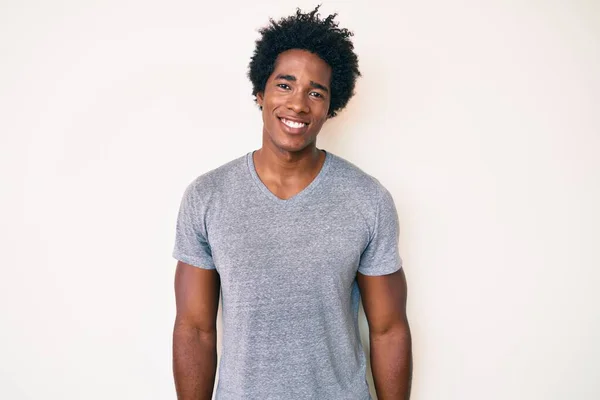 Schöner Afrikanisch Amerikanischer Mann Mit Afro Haaren Lässiger Kleidung Mit — Stockfoto
