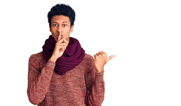 Joven Hombre Afroamericano Vistiendo Suéter Casual Invierno Bufanda Pidiendo Estar —  Fotos de Stock