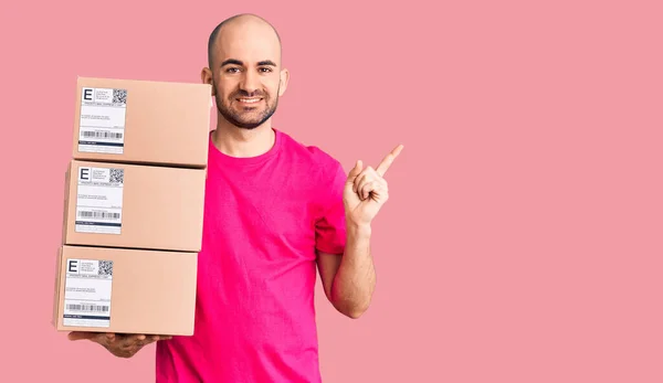 Jovem Homem Bonito Segurando Pacote Entrega Sorrindo Feliz Apontando Com — Fotografia de Stock