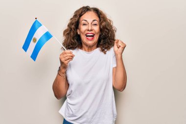 Orta yaşlı, güzel, vatansever bir kadın. Arjantin bayrağını soyutlanmış beyaz arka planda tutuyor. Gururla bağırıyor, zaferi kutluyor ve başarıyı kutluyor.