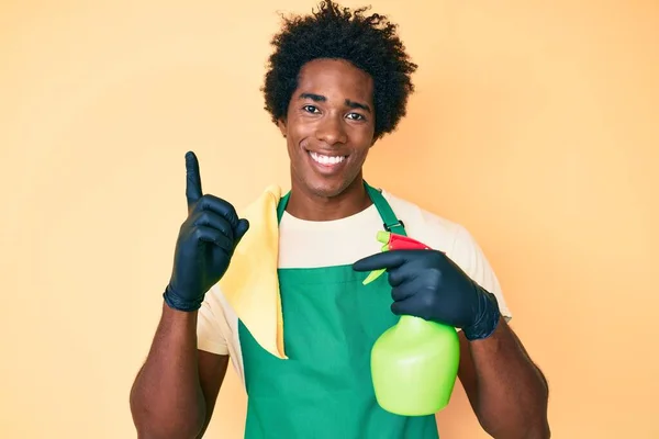 Handsome African American Man Afro Hair Wearing Apron Holding Cleaning — Stock Photo, Image