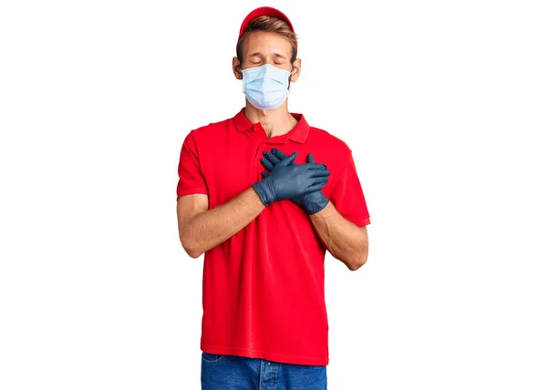 Knappe Blonde Man Met Baard Pakuniform Medisch Masker Glimlachend Met — Stockfoto